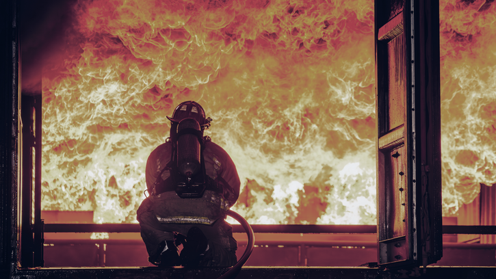 Brandman som släcker eld